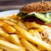 تحذيرات من مخاطر الوجبات السريعة